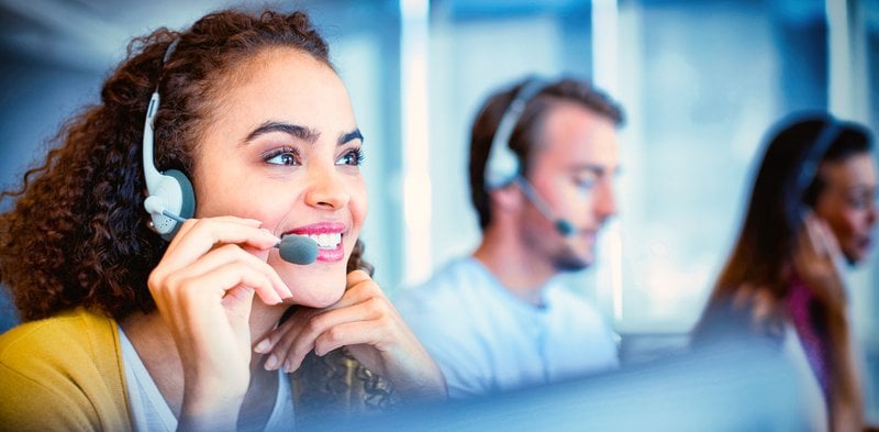 Kundenbetreuerin bei der Arbeit im Büro